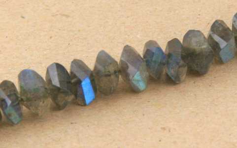 Sasso sfaccettato labradorite