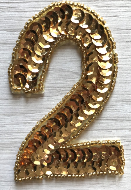 Numero 2 in paillettes e perline oro