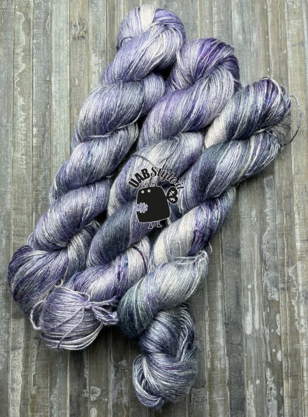 BrilLino filato tinto a mano colore Denim Lilac